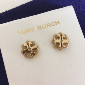 TORY BURCH LOGO FLOWER RESIN STUD EARRING